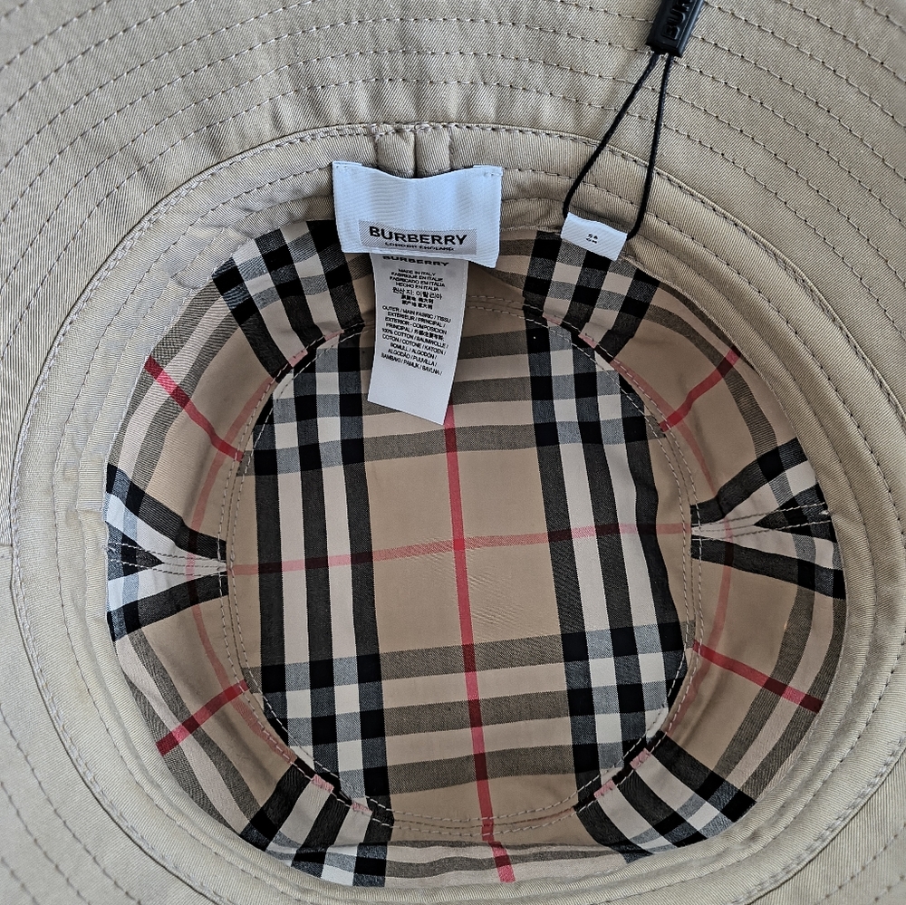 Burberry Canvas hat. Size small. Great gift.